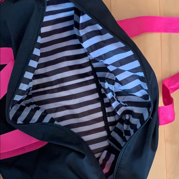 Bloomingdales Gym/Travel Bag - Picture 4 of 4